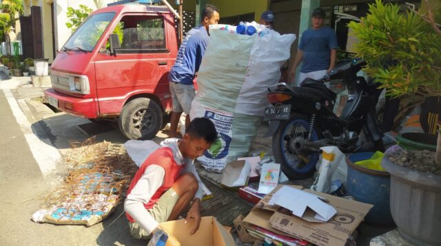 Warga kumpulkan sampah untuk dijual dan menambah kas kampung (foto: Pemkab Demak)