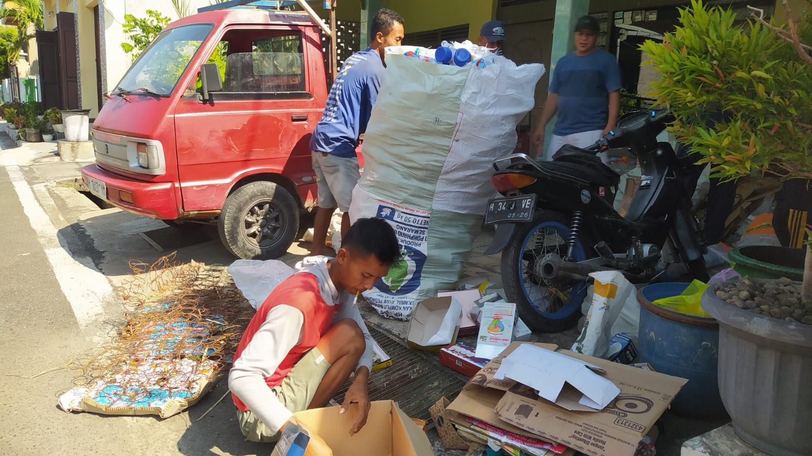 Warga kumpulkan sampah untuk dijual dan menambah kas kampung (foto: Pemkab Demak)