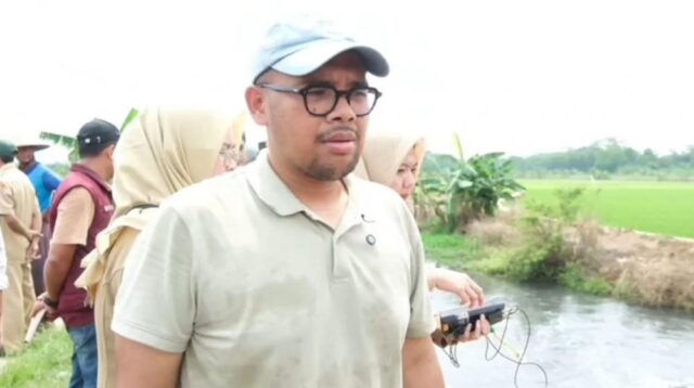 Bupati Batang Faiz Kurniawan saat melihat kondisi Sungai Sono yang tercemar, Senin 27 Oktober 2025 (foto: Pemkab Batang) Bupati Batang Faiz Kurniawan saat melihat kondisi Sungai Sono yang tercemar, Senin 27 Oktober 2025 (foto: Pemkab Batang)