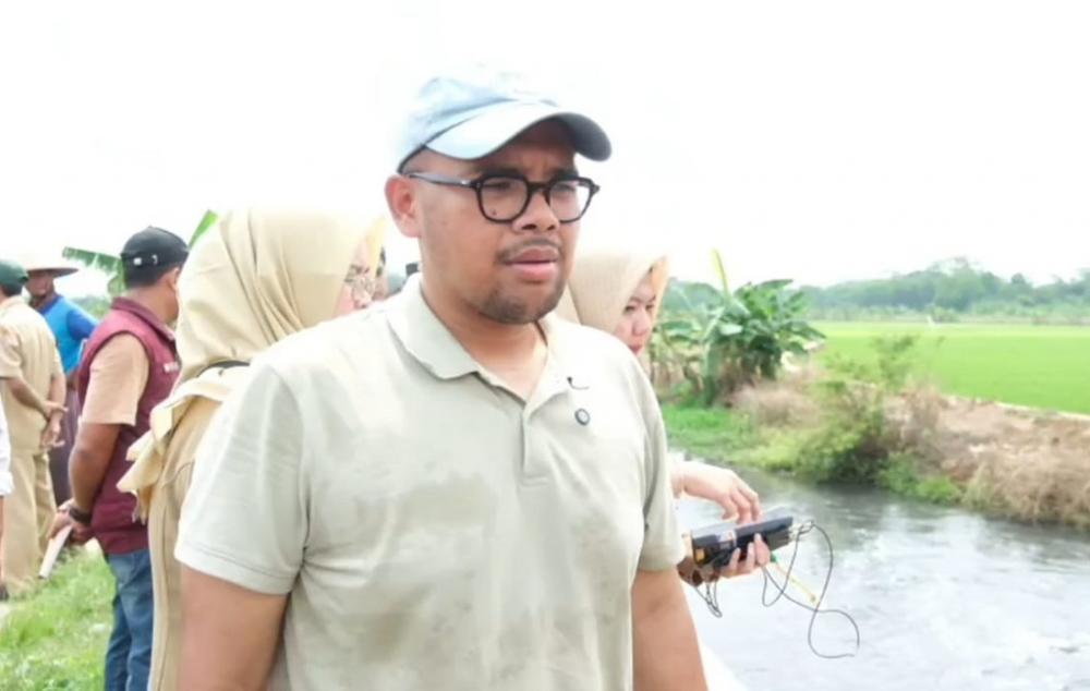Bupati Batang Faiz Kurniawan saat melihat kondisi Sungai Sono yang tercemar, Senin 27 Oktober 2025 (foto: Pemkab Batang) Bupati Batang Faiz Kurniawan saat melihat kondisi Sungai Sono yang tercemar, Senin 27 Oktober 2025 (foto: Pemkab Batang)
