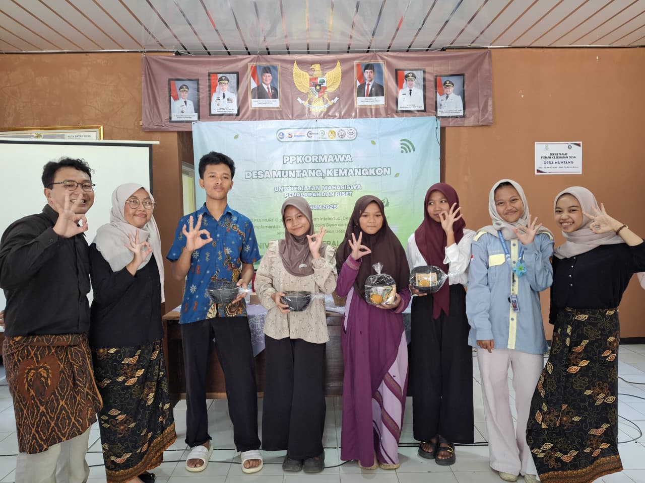 Mahasiswa Unsoed memberikan edukasi soal pola hidup sehat (foto: Humas Unsoed)