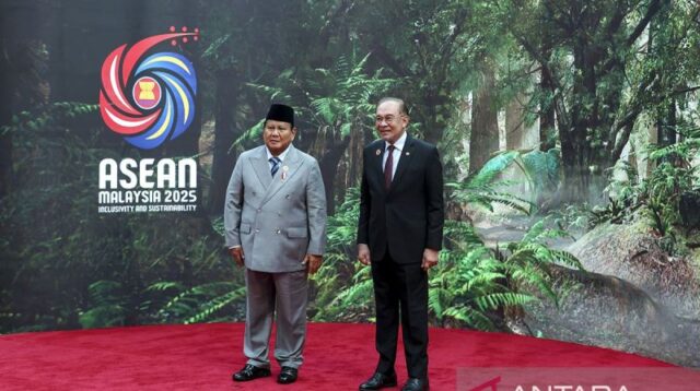 Presiden Prabowo Presiden Prabowo di KTT ASEAN disambut PM Malaysia Anwar Ibrahim. Antara