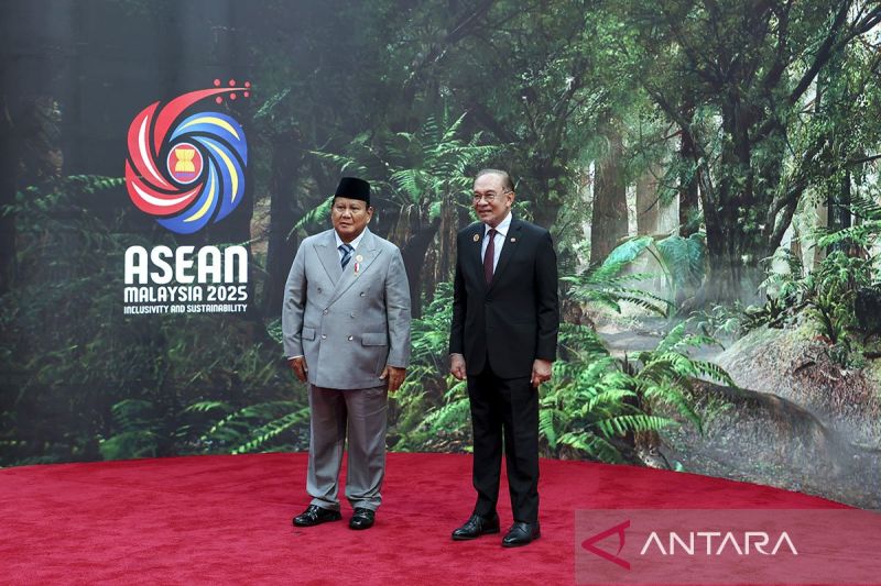 Presiden Prabowo Presiden Prabowo di KTT ASEAN disambut PM Malaysia Anwar Ibrahim. Antara