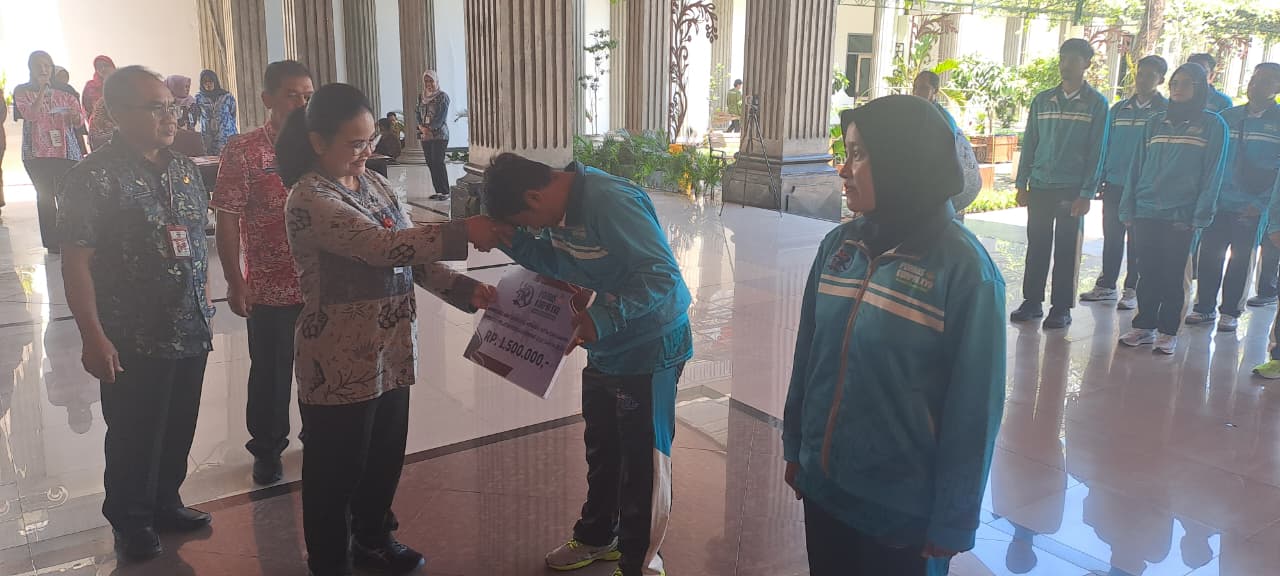 wali kota semarang serahkan tali sih pada atlet dan pelatih Pornas (matasemarang.com/Lia Dina)