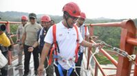 Wakil Wali Kota Semarang naik ke Jembatan Kaca Tinjomoyo. (matasemarang.com/Lia Dina) Wakil Wali Kota Semarang naik ke Jembatan Kaca Tinjomoyo. (matasemarang.com/Lia Dina)
