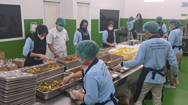 Suasana pemorsian di SPPG Cepoko Gunungpati Kota Semarang. (matasemarang.com/Lia Dina)