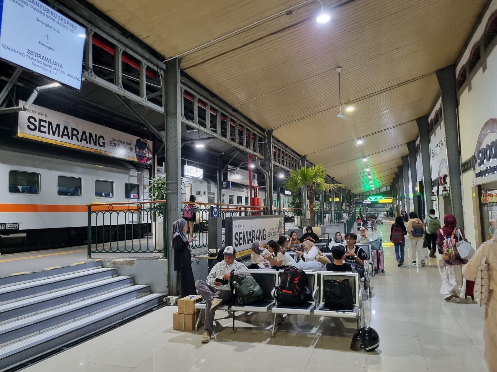 suasana stasiun semarang tawang. (matasemarang.com/Lia Dina)