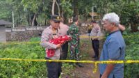Warga Bergas menemukan bayi laki-laki di jalan setapak (foto: Polres Semarang) Warga Bergas menemukan bayi laki-laki di jalan setapak (foto: Polres Semarang)