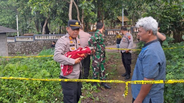 Warga Bergas menemukan bayi laki-laki di jalan setapak (foto: Polres Semarang)