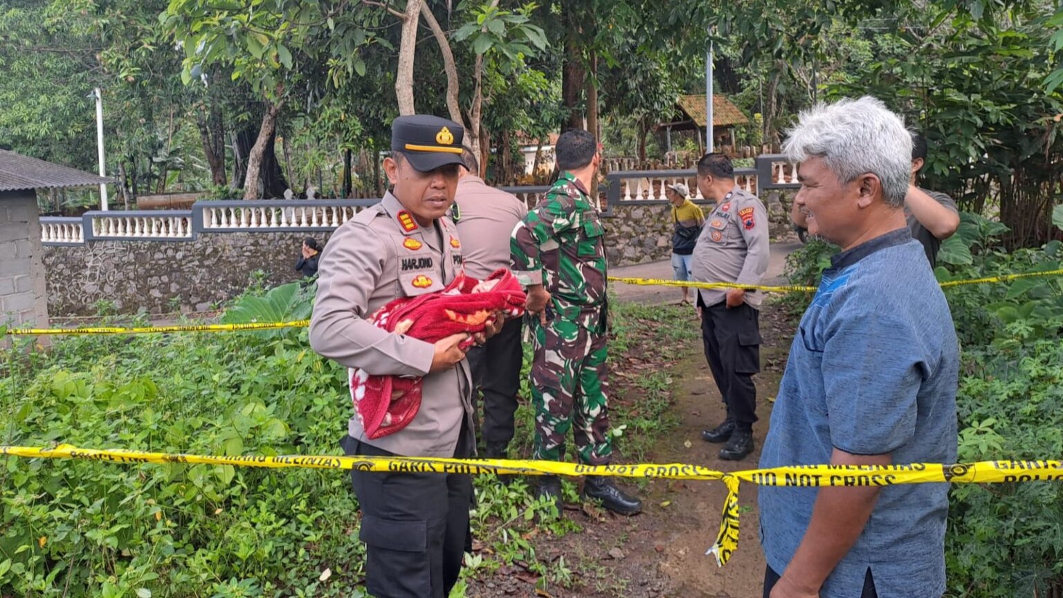 Warga Bergas menemukan bayi laki-laki di jalan setapak (foto: Polres Semarang)