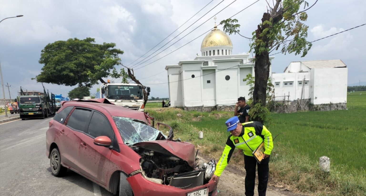 Kecelakaan melibatkan Honda Mobilio dan truk di Pati, Rabu 22 Okober 2025 (foto: Polsek Pati)