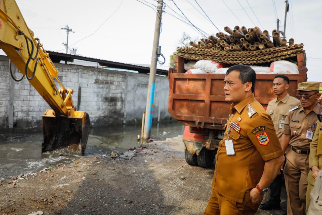 Gubernur Jateng Ahmad Luthfi saat meninjau lokasi banjir (foto: Humas Pemprov Jateng) Gubernur Jateng Ahmad Luthfi saat meninjau lokasi banjir (foto: Humas Pemprov Jateng)