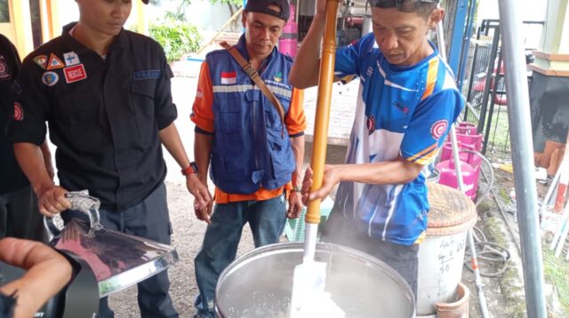 Dapur umum Dinsos Jateng di lokasi banjir Semarang (foto: Pemprov Jateng) Dapur umum Dinsos Jateng di lokasi banjir Semarang (foto: Pemprov Jateng)