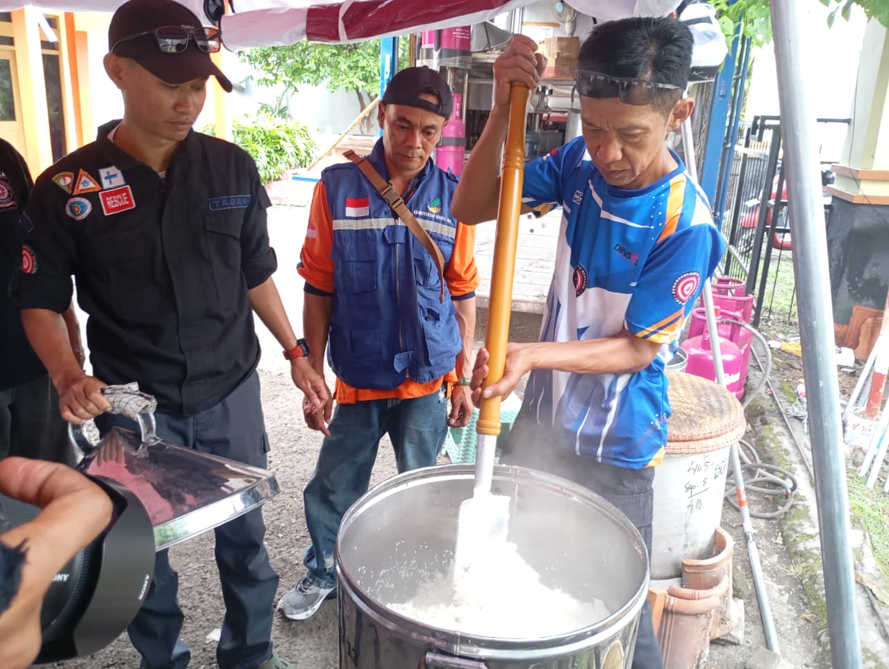 Dapur umum Dinsos Jateng di lokasi banjir Semarang (foto: Pemprov Jateng) Dapur umum Dinsos Jateng di lokasi banjir Semarang (foto: Pemprov Jateng)