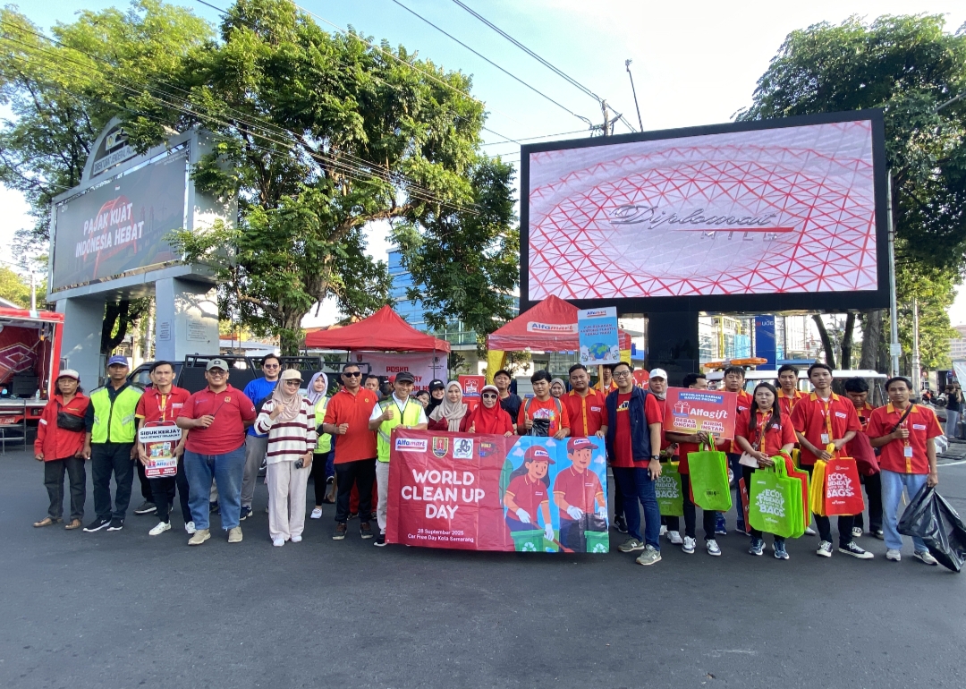 DLH Kota Semarang mengkampanyekan World Cleanup Day (WCD) kepada para pengunjung Car Free Day (CFD) di Simpang Lima Kota Semarang, Minggu pagi 28 September 2025.