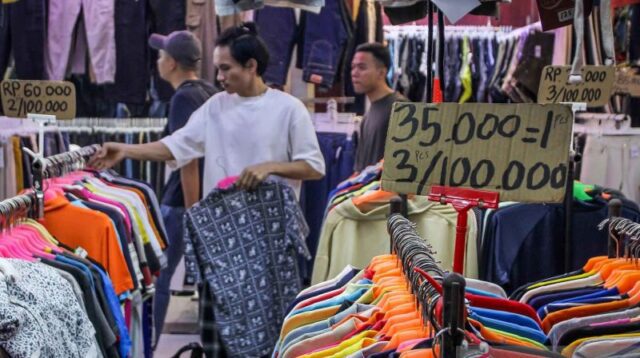 Rencana-pelarangan-impor-peredaran-pakaian-bekas-ilegal-241025-Pal-5