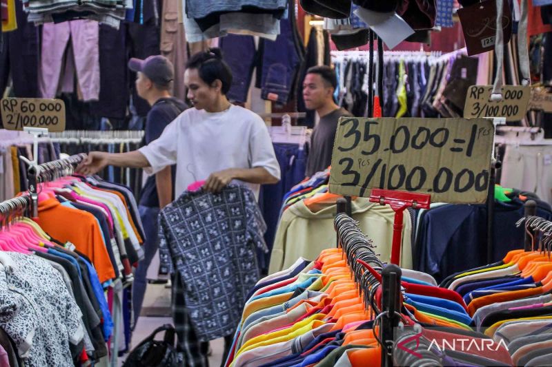 Rencana-pelarangan-impor-peredaran-pakaian-bekas-ilegal-241025-Pal-5