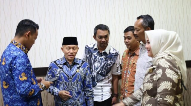 Jajaran Komisi E berdiskusi dengan Bupati Purbalingga Fahmi Muhammad Hanif (DPRD Jateng)