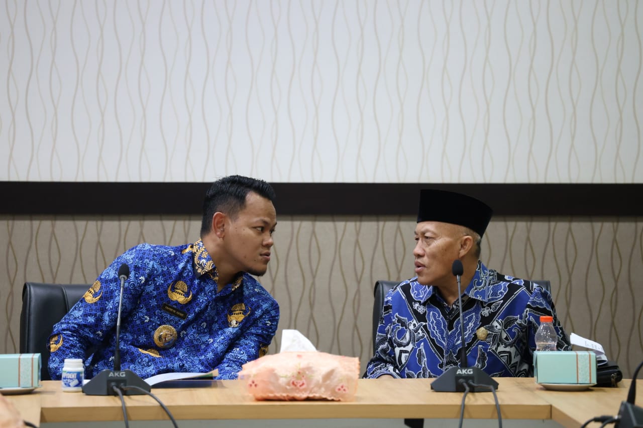 Jajaran Komisi E berdiskusi dengan Bupati Purbalingga Fahmi Muhammad Hanif (DPRD Jateng)