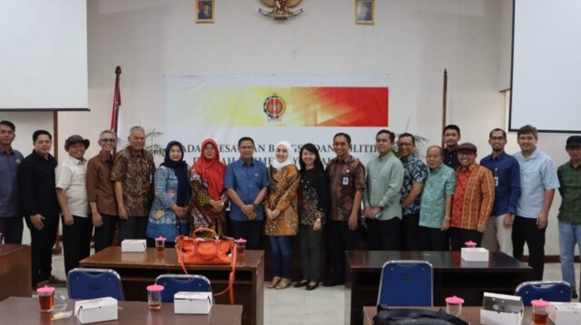 Komisi A DPRD Jateng saat berada di Kantor Badan Kesbangpol DIY guna studi komparasi strategi penanganan konflik sosial dan penanggulangan premanisme.(foto: DPRD Jateng)