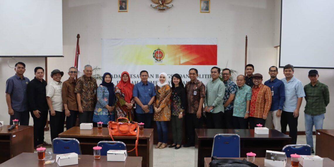 Komisi A DPRD Jateng saat berada di Kantor Badan Kesbangpol DIY guna studi komparasi strategi penanganan konflik sosial dan penanggulangan premanisme.(foto: DPRD Jateng)