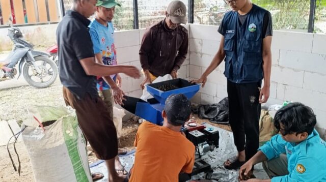 Mahasiswa Unsoed dan petani Desa Serang ubah kotoran kambing jadi pupuk (foto: Humas Unsoed)