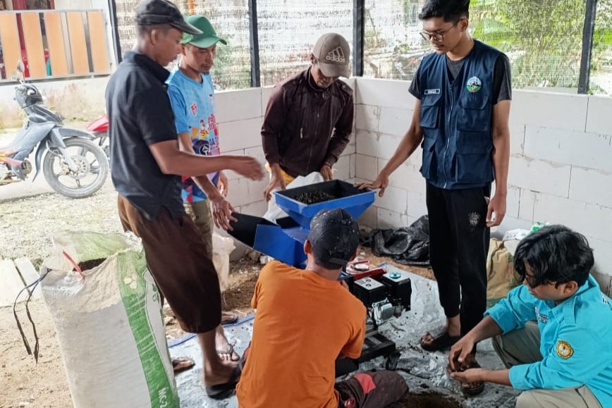 Mahasiswa Unsoed dan petani Desa Serang ubah kotoran kambing jadi pupuk (foto: Humas Unsoed)