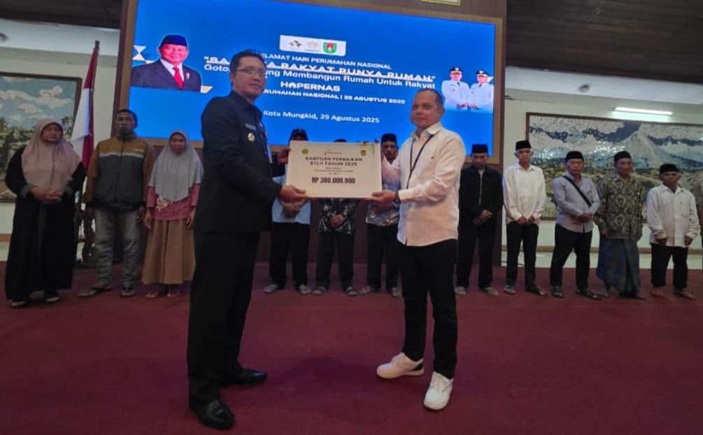 Penyerahan bantuan sosial perbaikan Rumah Tidak Layak Huni (RTLH) di Pendopo drh Soepardi, Komplek Setda Kab Magelang pada Jumat 29 September 2025 (foto: Bank Jateng)