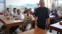 Ketua DPRD Jateng Sumanto mengajak para petani beternak ayam sebagai pekerjaan sambilan. Ketua DPRD Jateng Sumanto mengajak para petani beternak ayam sebagai pekerjaan sambilan.
