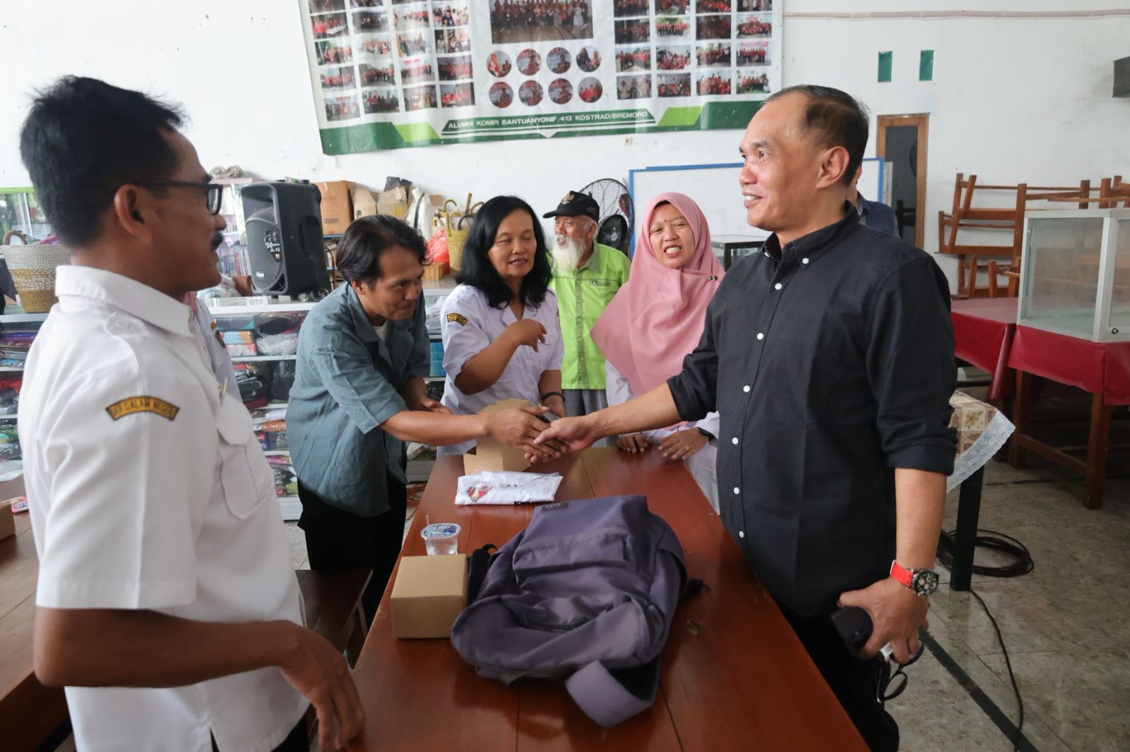 Ketua DPRD Jateng Sumanto mengajak para petani beternak ayam sebagai pekerjaan sambilan.
