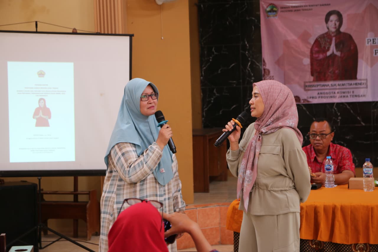 Krisseptiana berdialog dengan pedagang Pasar Peterongan