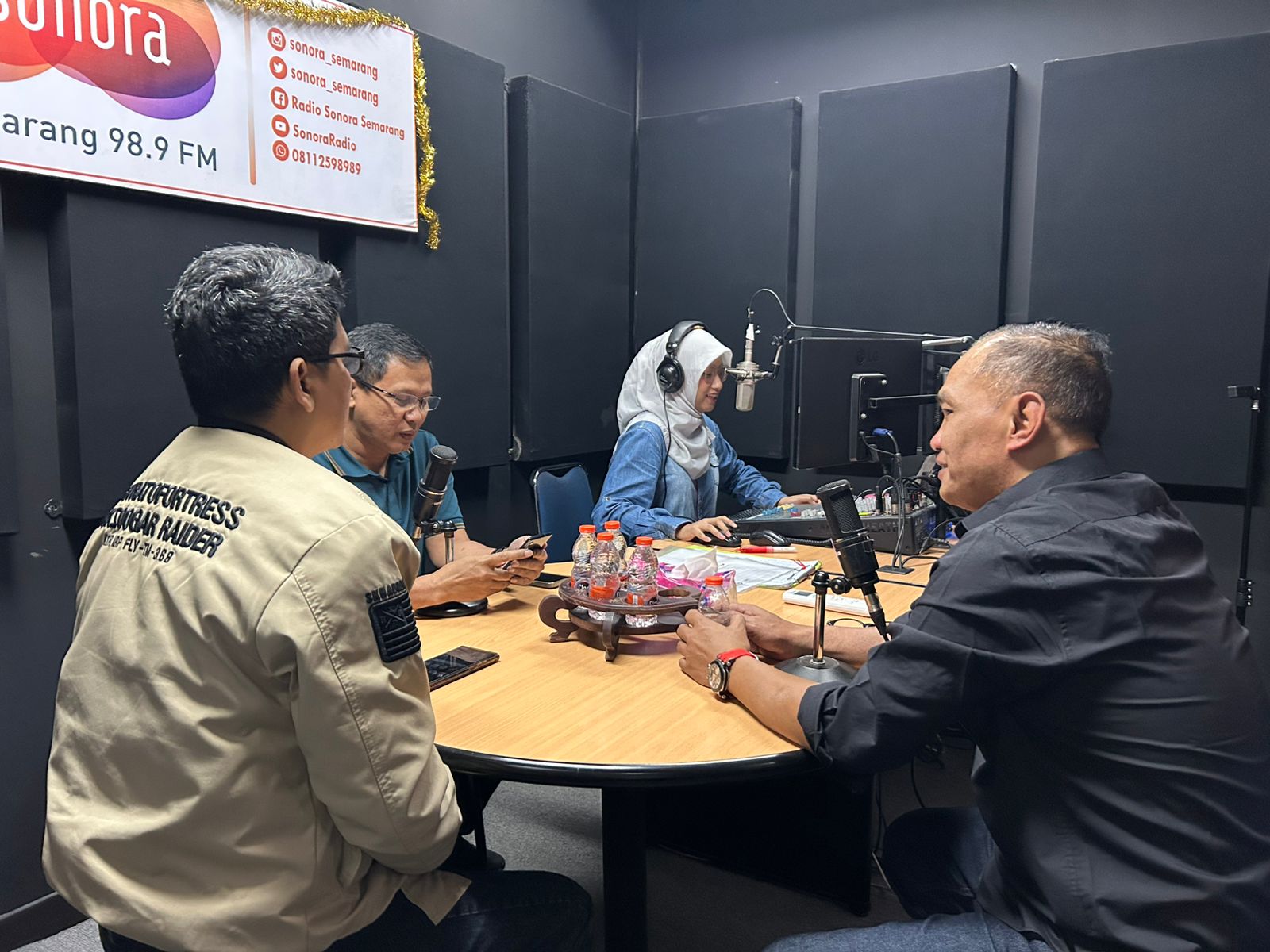 Sumanto saat menjadi narasumber dialog di Studio Radio Sonora Semarang, Jumat, 3 Oktober 2025.