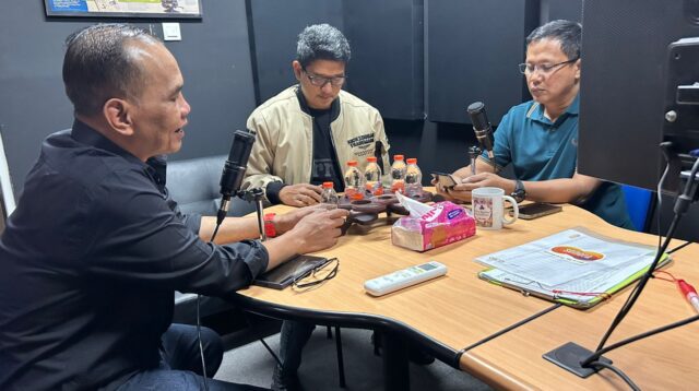 Sumanto saat menjadi narasumber dialog di Studio Radio Sonora Semarang, Jumat, 3 Oktober 2025.