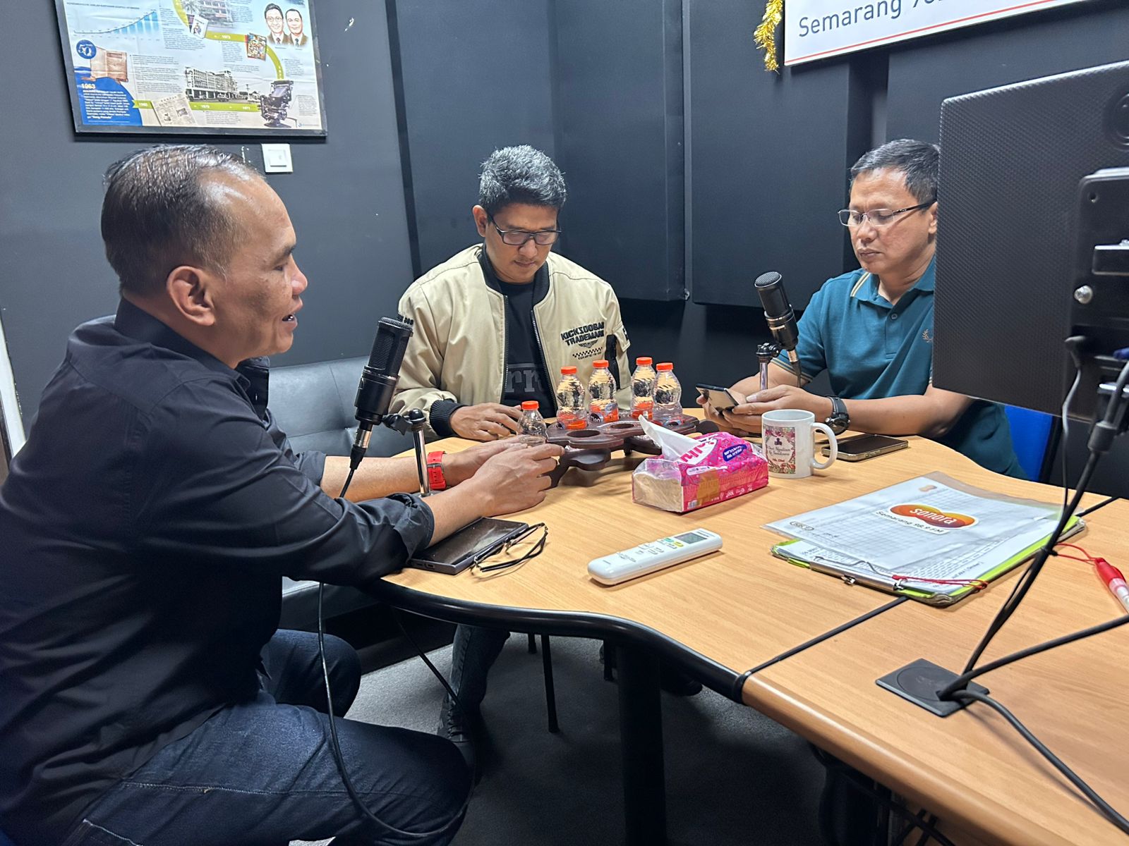 Sumanto saat menjadi narasumber dialog di Studio Radio Sonora Semarang, Jumat, 3 Oktober 2025.