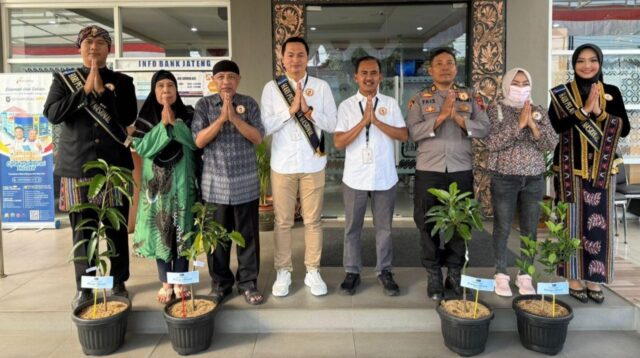 Bank Jateng Cabang Jepara bagikan bibit buah kepada nasabah (foto: Bank Jateng)