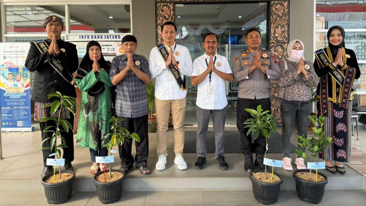 Bank Jateng Cabang Jepara bagikan bibit buah kepada nasabah (foto: Bank Jateng)