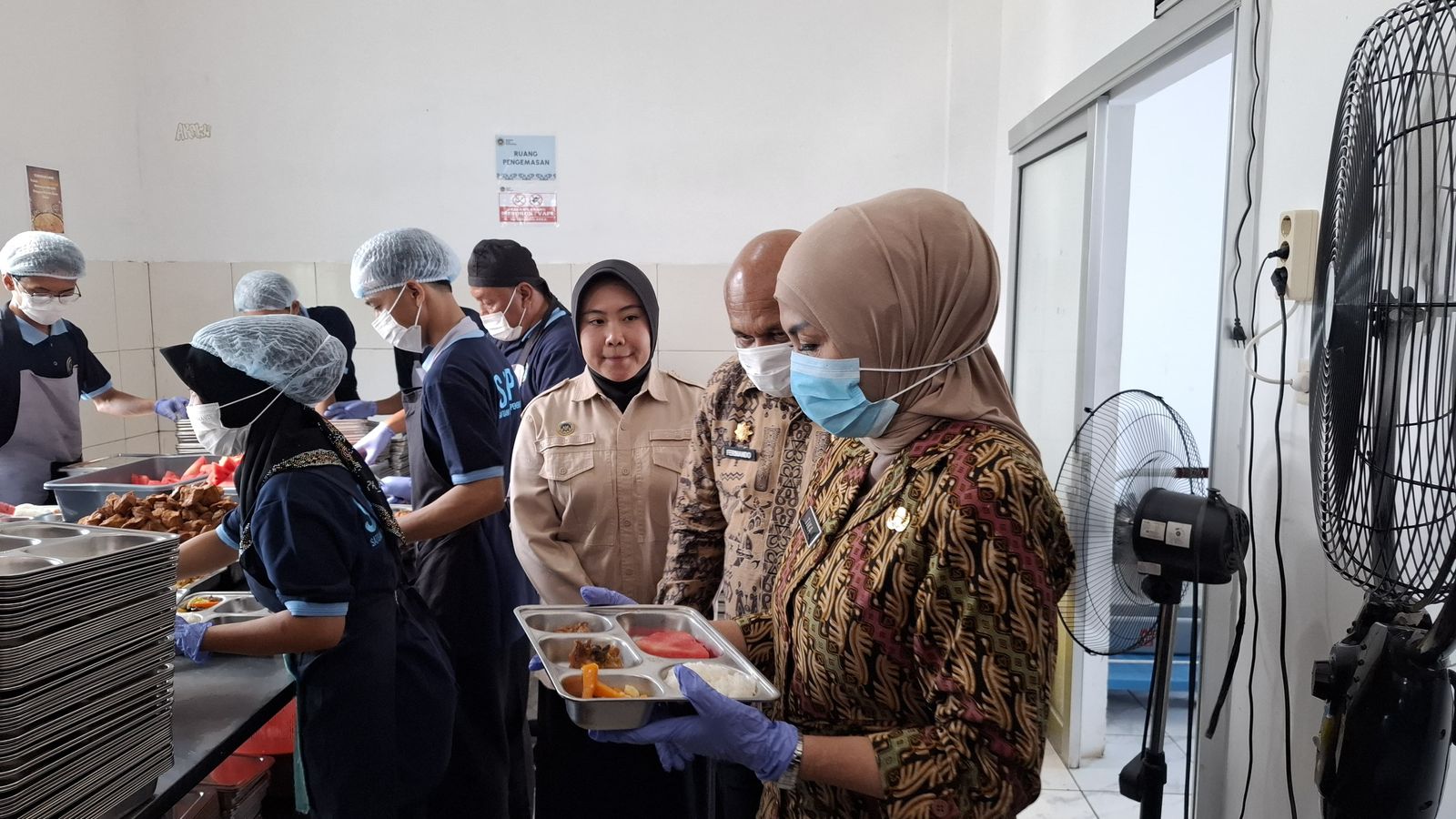 Bupati Kendal Dyah Kartika Permanasari meninjau dapur MBG (foto: Pemkab Kendal)