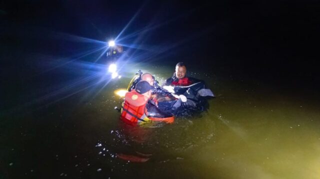 Tim SAR mengevakuasi korban tenggelam di embung (foto: Basarnas Semarang)