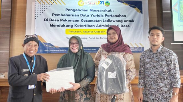 Tim LPPM Unsoed menggelar pelatihan, pendampingan hukum, dan digitalisasi administrasi pertanahan di Desa Pekuncen (Foto: Humas Unsoed)