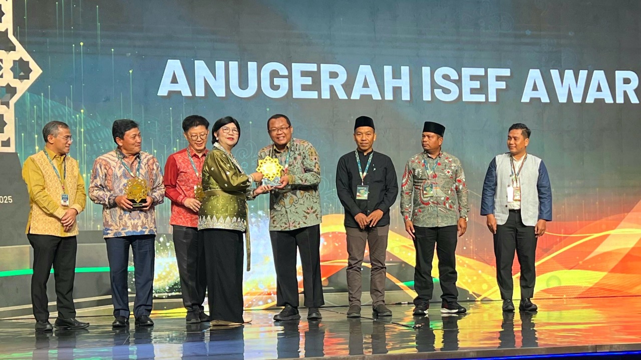 Kepala Divisi Syariah Bank Jateng, Slamet Sulistiono mewakili Direktur Bisnis Kelembagaan dan UUS menerima penghargaan Unit Usaha Syariah Pendukung Pembiayaan Ekonomi Syariah Terbaik oleh Bank Indonesia, Minggu 12 Oktober 2025