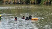 Dua remaja yang tenggelam di Sungai Gung Kota Tegal ditemukan meninggal dunia pada Jumat 17 Oktober 2025 (foto: Basarnas Semarang) Dua remaja yang tenggelam di Sungai Gung Kota Tegal ditemukan meninggal dunia pada Jumat 17 Oktober 2025 (foto: Basarnas Semarang)