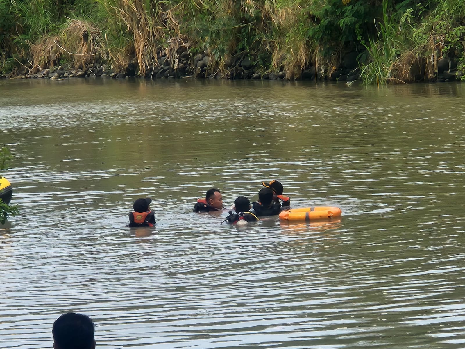 Dua remaja yang tenggelam di Sungai Gung Kota Tegal ditemukan meninggal dunia pada Jumat 17 Oktober 2025 (foto: Basarnas Semarang)