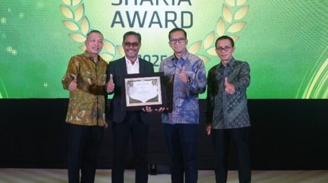 Bank Jateng Syariah meraih penghargaan “Yearly Excellence Performance Banking Sharia Business Unit 2025” (foto: Bank Jateng)