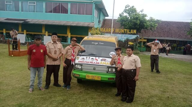 Bank Jateng Munkid berikan seragam dan transportasi gratis untuk pelajar Kabupaten Magelang (foto: Bank Jateng)