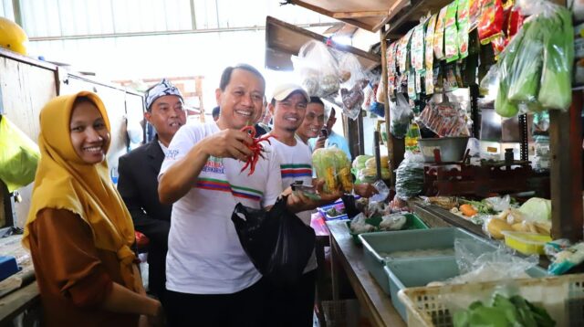 Bupati Kudus Sam’ani Intakoris mengajak ASN belanja di pasar tradisional (foto: Humas Pemprov Jateng)