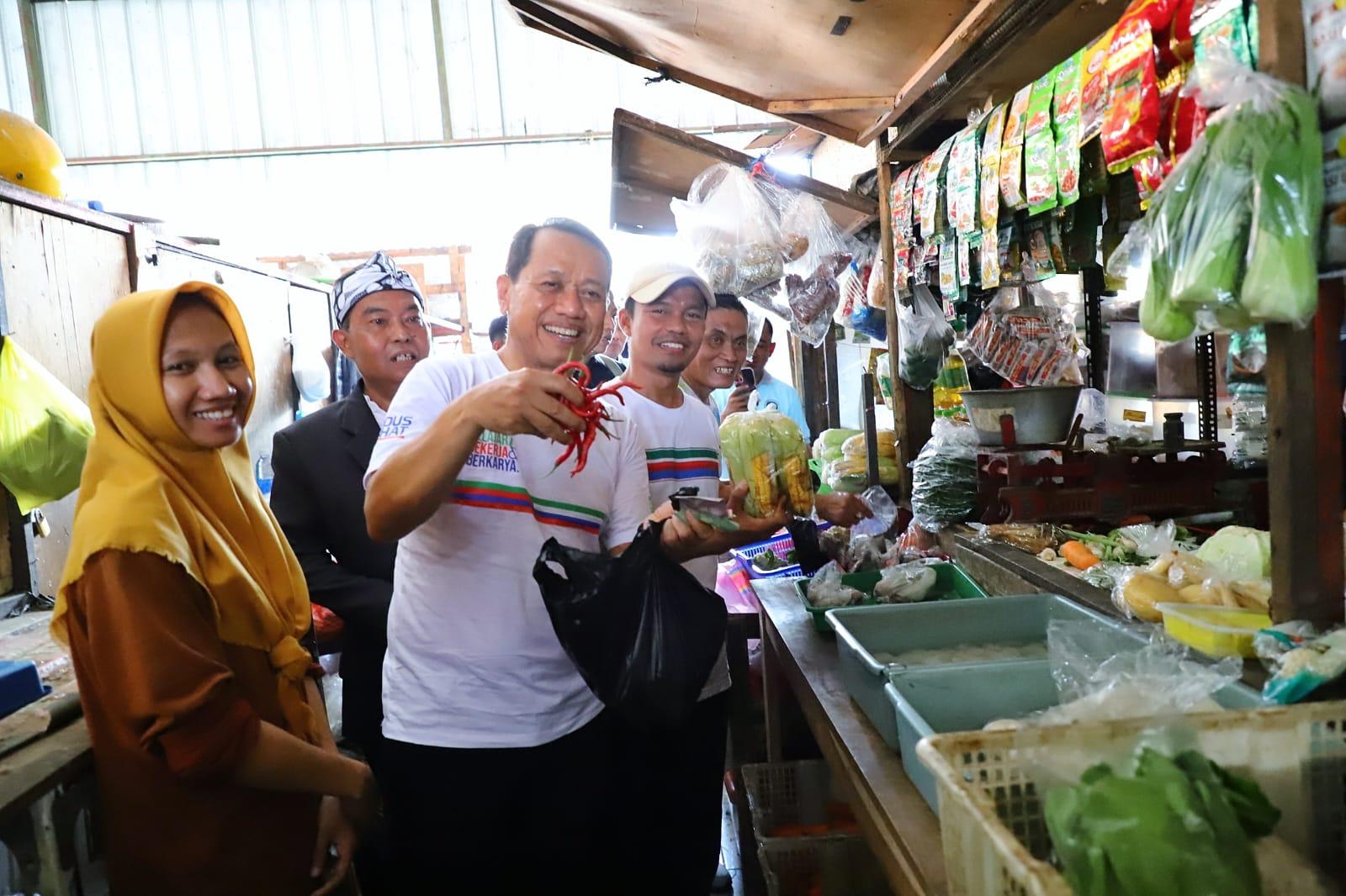 Bupati Kudus Sam’ani Intakoris mengajak ASN belanja di pasar tradisional (foto: Humas Pemprov Jateng)