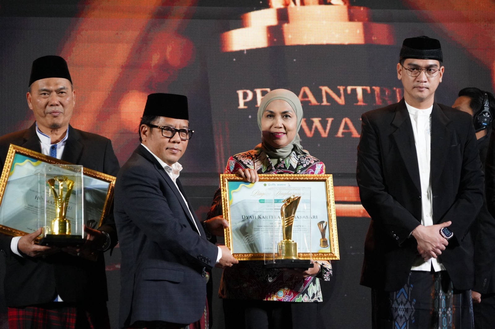 Bupati Kendal Dyah Kartika Permanasari raih penghargaan di Pesantren Awards 2025 (Pemkab Kendal)