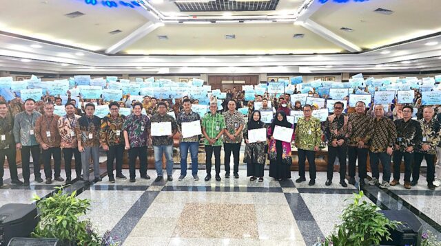 Acara Akad Massal Kredit Usaha Rakyat (KUR) 800 Debitur dan peluncuran KPP (foto: Bank Jateng)