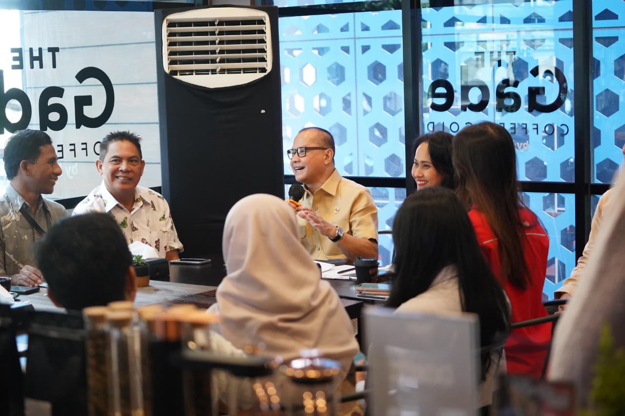 Mneteri P2MI berdialog dengan jurnalis. (matasemarang.com/Lia Dina)