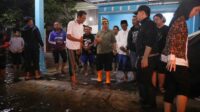 Wali Kota Semarang meninjau lokasi banjir di Kecamatan Genuk. (matasemarang.com/Lia Dina) Wali Kota Semarang meninjau lokasi banjir di Kecamatan Genuk. (matasemarang.com/Lia Dina)